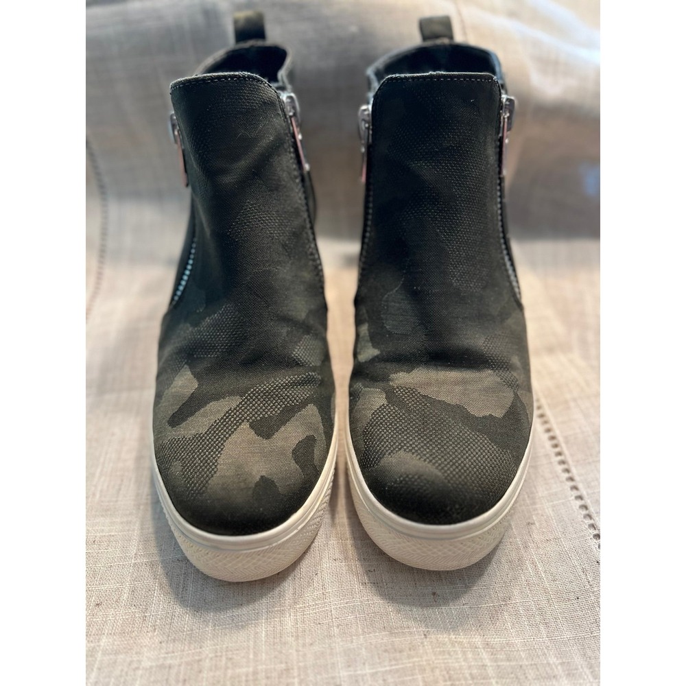 Steve Madden Green Camo Wedgie Size 8.5